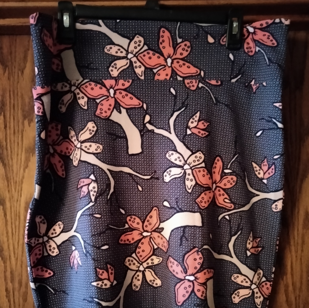 lulaRoe knit skirt in gray floral print in XL. New without tags. 25" in length.